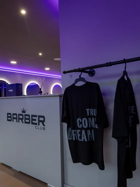Le comptoir et le merch du salon de Voiron